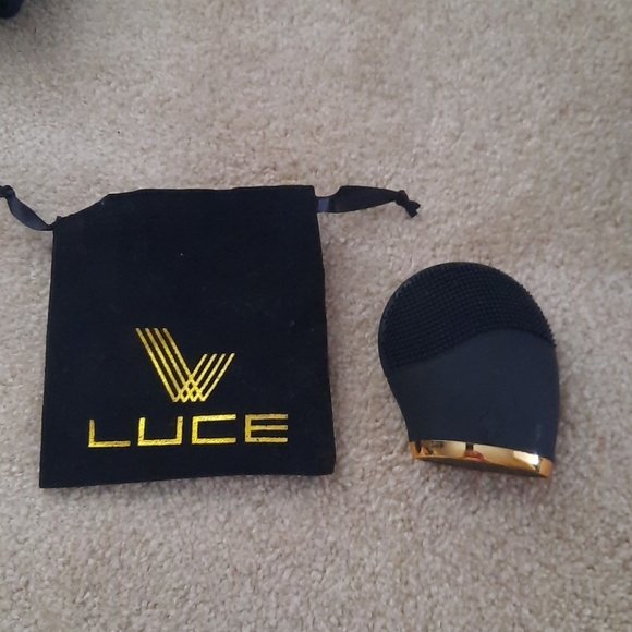 Facial cleansing brush - Picture 1 of 5